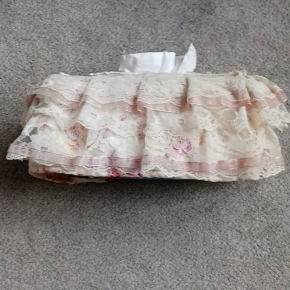 Vintage Ruffled and Floral Tissue Box Cover - Picture 1 of 6